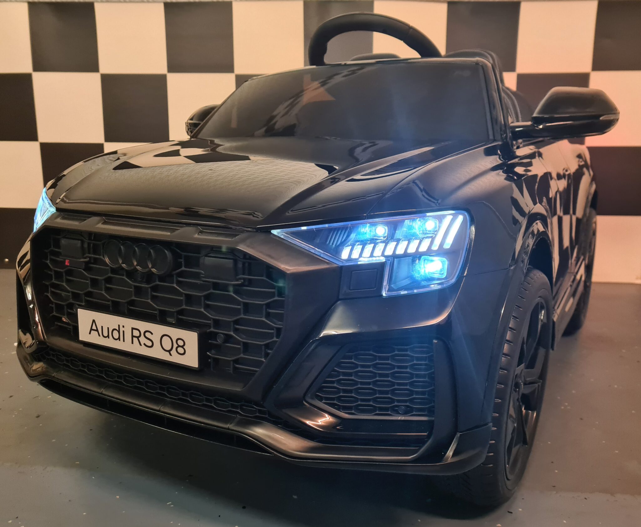 Kinderauto Audi RS Q8 zwart