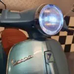 vespa scooter kind blauw