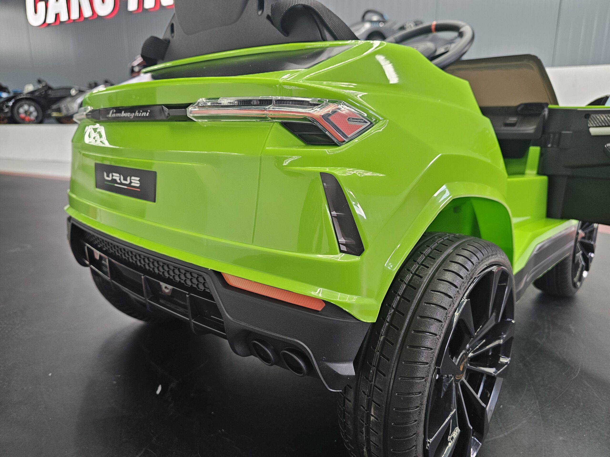 Coche niño Lamborghini Urus 12 voltios verde